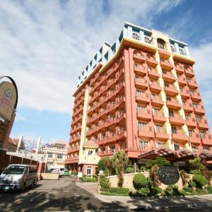 отель Crown Regency Suites Mactan