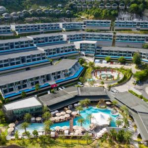 отель Patong Bay Hill Resort & Spa