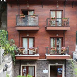 отель Rose Garden Suites