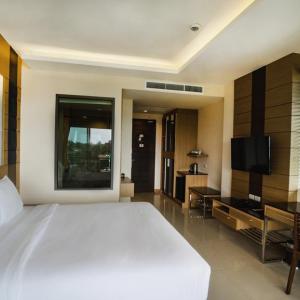 отель Aqua Resort Phuket