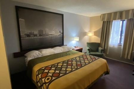 Super 8 by Wyndham Milwaukee Airport