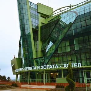 отель Earth & People