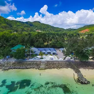 отель Le Nautique Luxury Beachfront Apartments