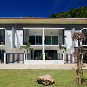 отель Kata Sea View Villas