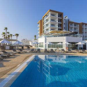 отель Leonardo Crystal Cove Hotel & Spa by the sea