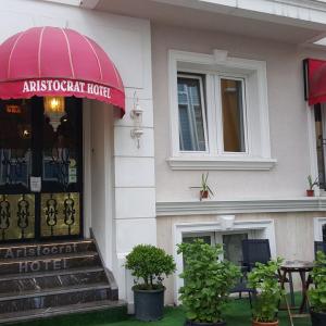 отель Aristocrat Hotel