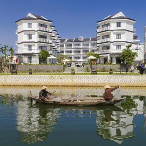 отель Gem Riverside Hotel Hoi An
