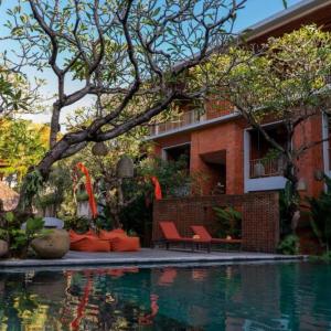 отель Fourteen Roses Legian