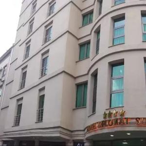 отель Hotel Diplomat Suites