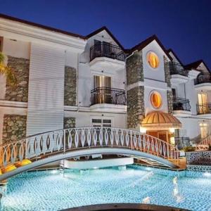 отель Pinehill Hotel & Suites