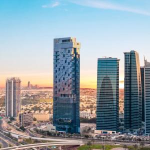 отель Taj Jumeirah Lakes Towers Hotel