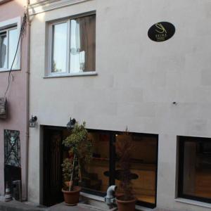 отель The Reina Hotel