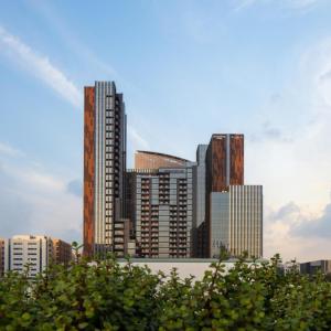отель DoubleTree by Hilton Dubai M Square Hotel & Residences