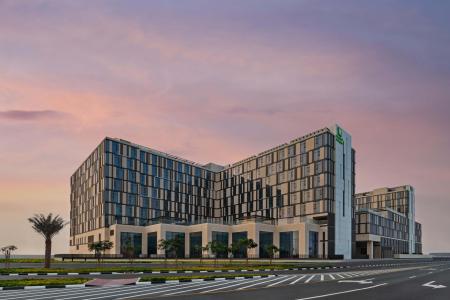 Отель Holiday Inn Dubai al Maktoum Airport в Дубай - ОАЭ