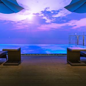 отель Maximilan Danang Beach Hotel