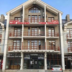 отель Three Penguins