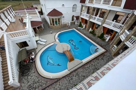 Отель Лев Гостевой Дом (Заозерное) в Евпатория - Россия