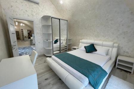 Отель Лев Гостевой Дом (Заозерное) в Евпатория - Россия