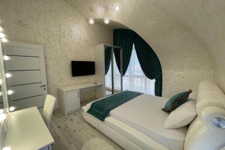 Отель Лев Гостевой Дом (Заозерное) в Евпатория - Россия