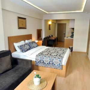 отель Aiza Suites