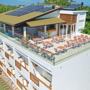 отель Luau Beach Inn, Maldives