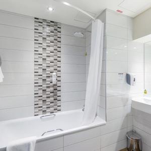 отель Premier Inn Doha Airport