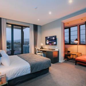 отель TbiliSee Hotel