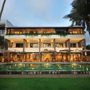 отель Tantalize Beach Resort