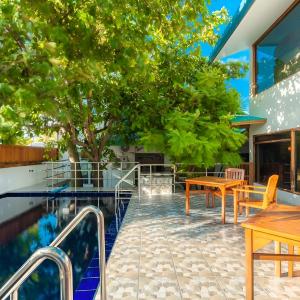 отель Biosphere by Hawks Hotels Kamadhoo Baa Atoll