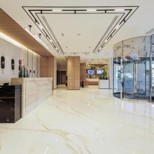 отель Holiday Inn Dubai Village Circle