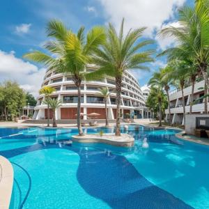 отель Xinjiang Plaza Holiday