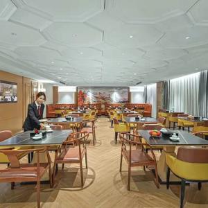 отель Vienna International Hotel (Guangzhou North Station Huadu Square Subway Station)