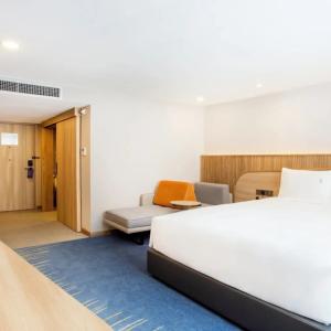 отель Holiday Inn Express and Suites Bangkok Central Pier by IHG