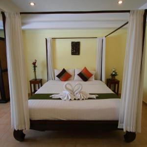 отель Karon Beach Pool Hotel