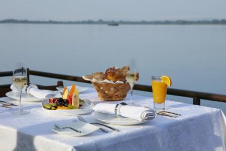 Отель EKHO Lake House Polonnaruwa в Полоннарува - Шри-Ланка