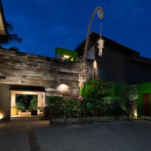 отель Cicada Luxury Townhouses