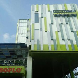 отель MaxOneHotels.com at Kramat