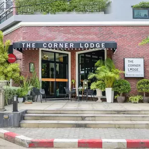 отель The Corner Lodge