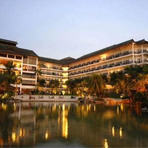 отель Mines Beach Resort