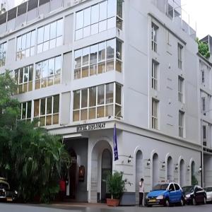 отель Diplomat Hotel