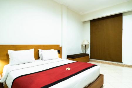 Отель Super OYO Townhouse Oak Maxi Hotel Legian в Кута - Индонезия