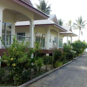 отель Krisada Beach Resort