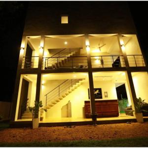 отель Chariot Lodge