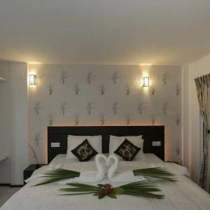 отель Crown Beach Hotel Maldives