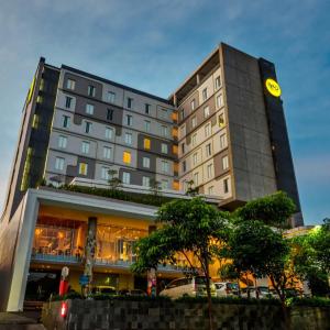 отель YELLO Hotel Jemursari Surabaya