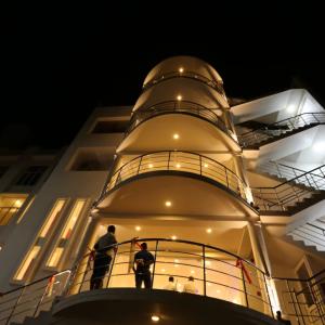 отель Hotel Oviya