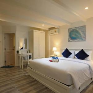 отель Kata White Villas
