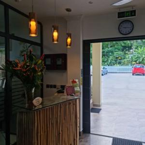 отель B Holiday Apartments