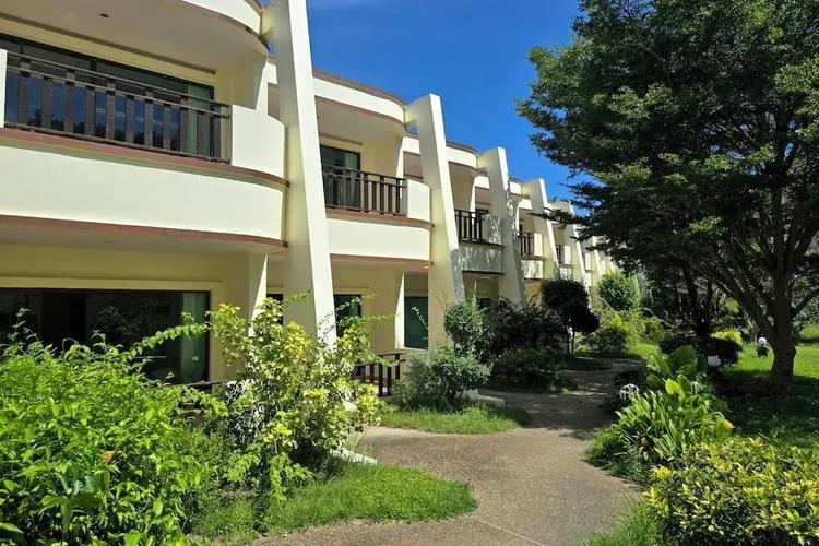 Hotel and Beach Bungalow at Lanta Resort