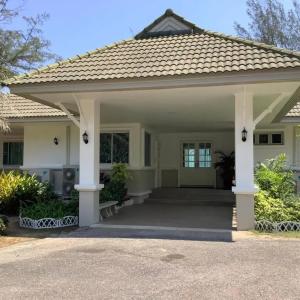 отель Seapine Beach Golf and Resort Hua Hin